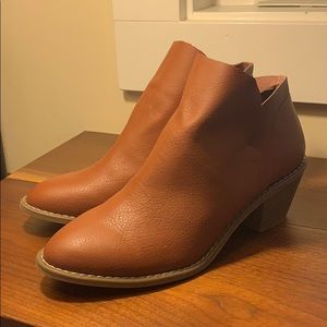 Universal Thread ankle booties